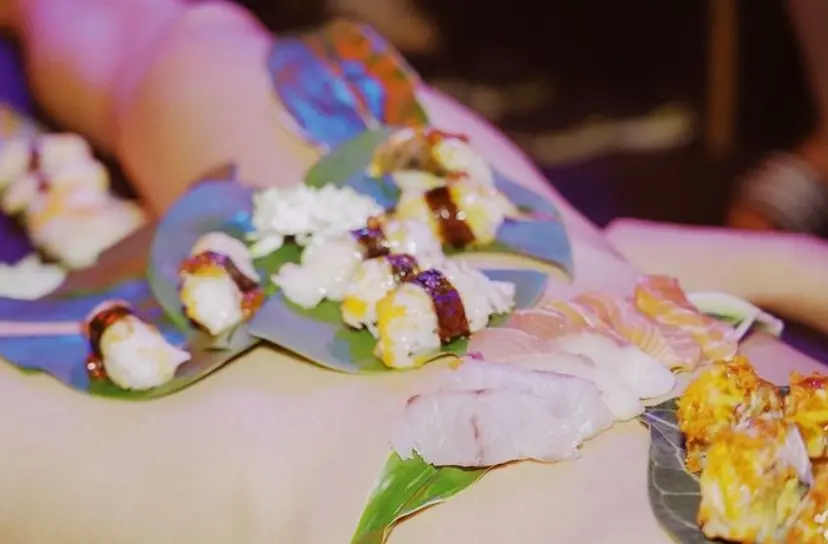 หูย-เสียว-เอแคลร์-จือปาก-ก้มกินซูชิบนตัว-ดาว-OnlyFan-ชื่อดังจากญี่ปุ่น-9