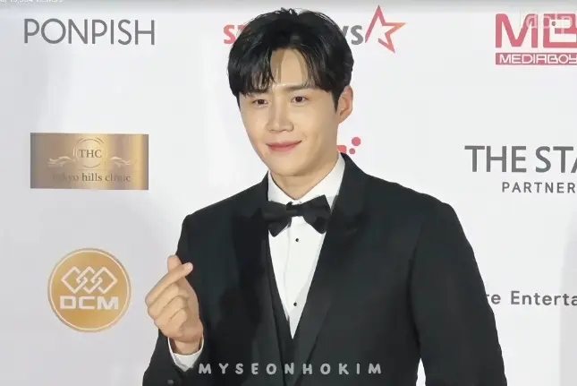 -คิมซอนโฮ-คว้า-2-รางวัล-จากงาน-AAA-ปี-2022-3