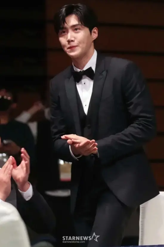 -คิมซอนโฮ-คว้า-2-รางวัล-จากงาน-AAA-ปี-2022-2