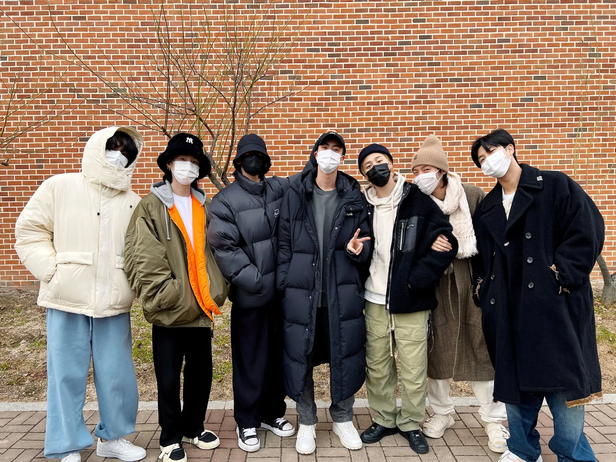 เปิดภาพสุดอบอุ่น-สมาชิก-BTS-ไปส่งจินเข้ากรม