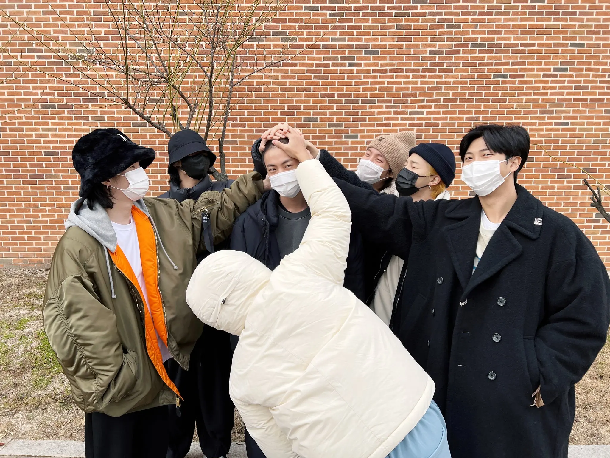 เปิดภาพสุดอบอุ่น-สมาชิก-BTS-ไปส่งจินเข้ากรม-1