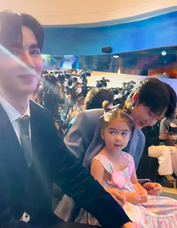 ตำนานอีกครั้ง-น้องเดมี่-เซลฟี่กับ-นุนิว-ชวรินทร์-แต่ดันแอบมอง-ซี-พฤกษ์-1