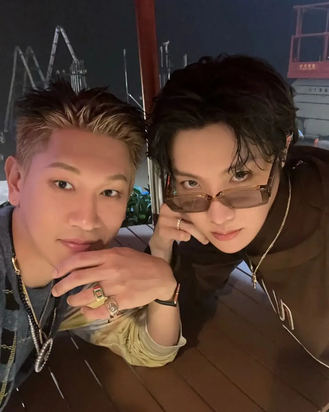 เจโฮป-BTS-เล่นใหญ่-เลี้ยงขนมปังปลา-แฟนๆที่มาชมคอนเสิร์ตของ-Crush-ในกวางจู-3