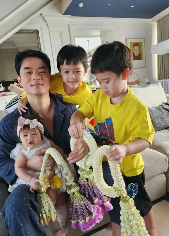 น่ารักมาก-สายฟ้า-พายุ-แอบิเกล-หอบพวงมาลัย-ไหว้วันพ่อ-น็อต-วิศรุต-5