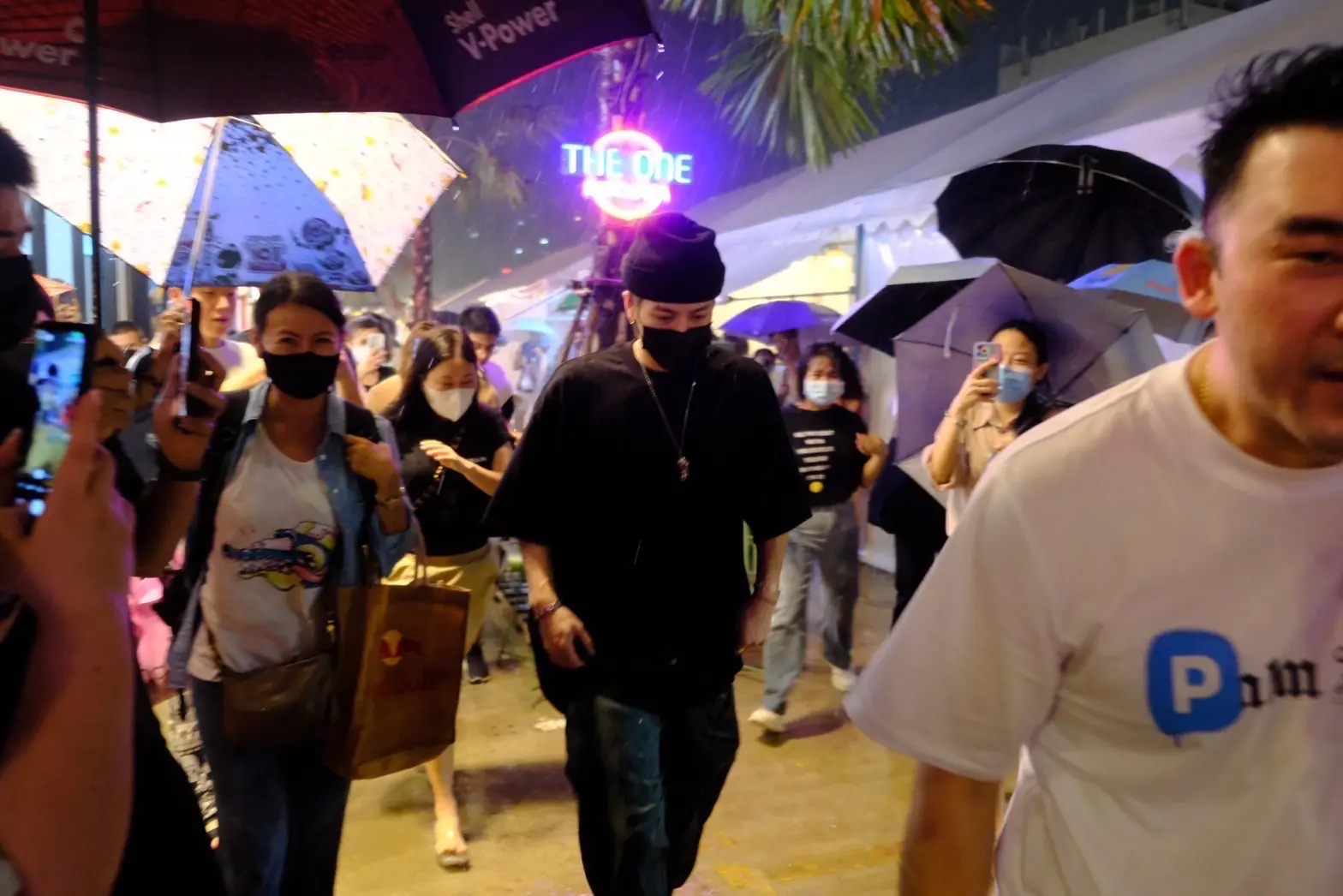 แจ็คสัน-หวัง-โผล่เซอร์ไพรส์-ลุยฝนเที่ยวตลาดดิวัน-6