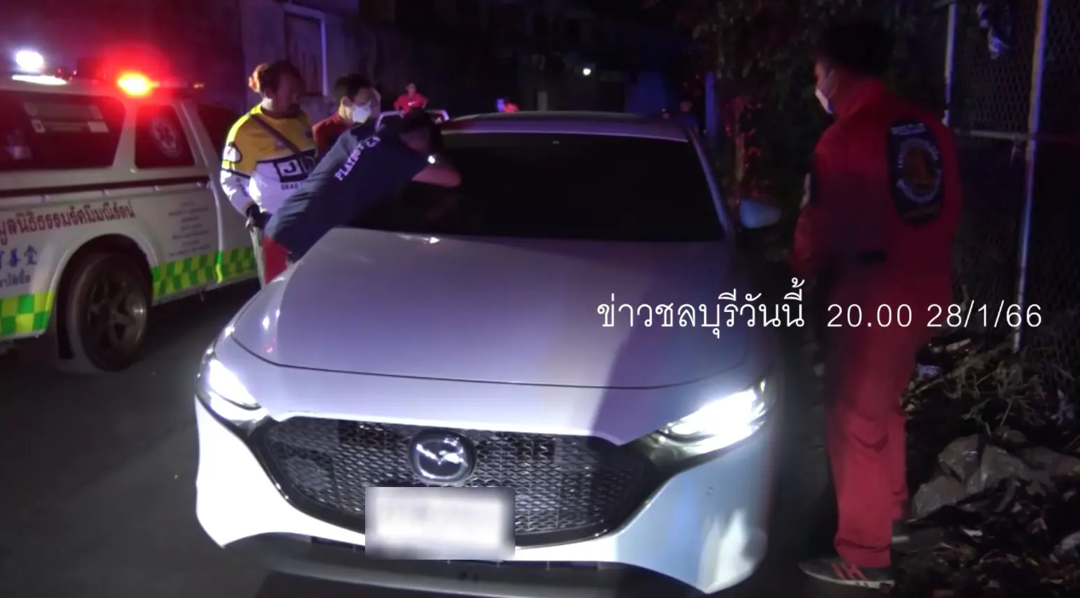 กู้ภัยนำร่างเต้ยออกจากรถ3