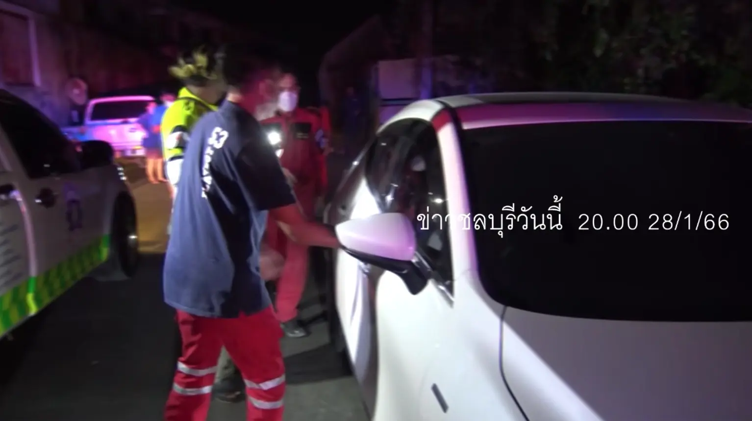 กู้ภัยนำร่างเต้ยออกจากรถ2