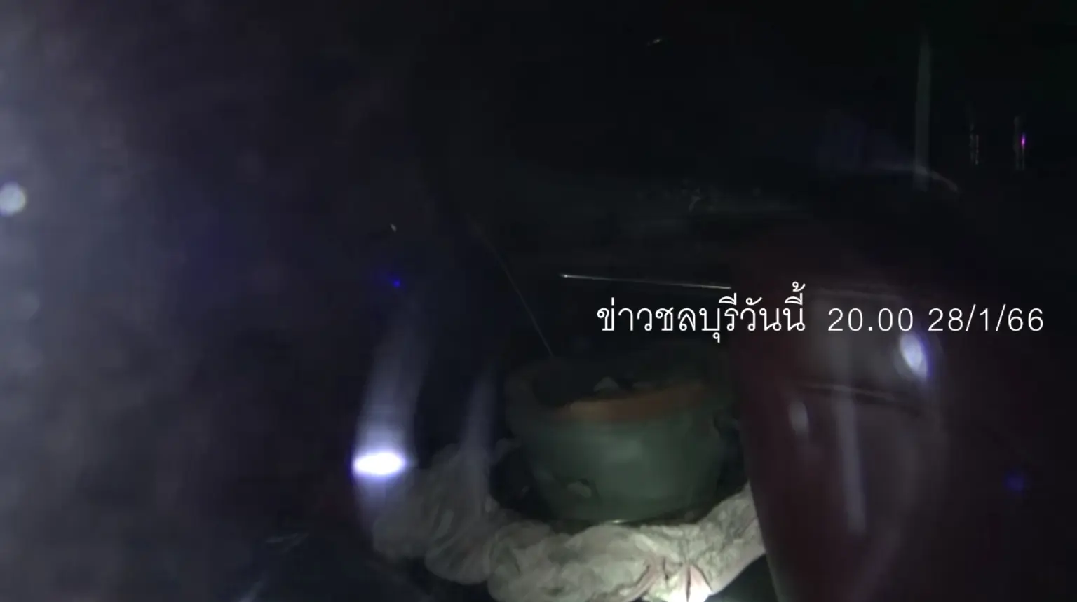 กู้ภัยนำร่างเต้ยออกจากรถ