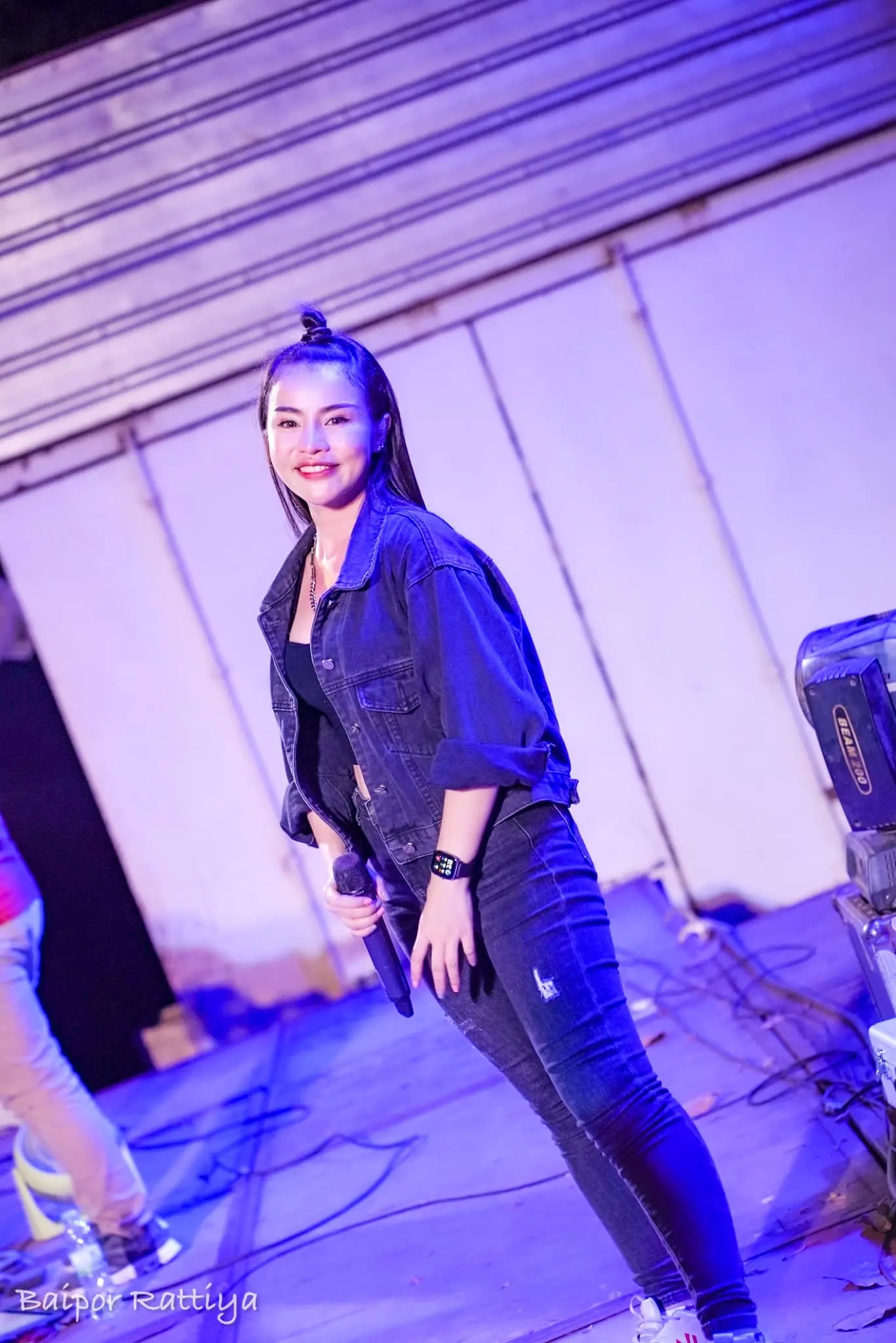 -นักร้องดัง-เจอเรื่องไม่คาดฝัน-เจอปาขวดใส่กลางคอนเสิร์ต-5