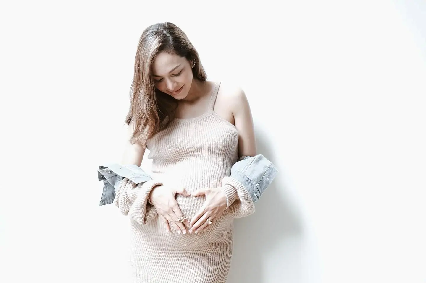 ซาร่า-โฮเลอร์-เล่านาทีคลอดลูกสาว-พร้อมเล่าย้อนเส้นทางรักกับสามี-8
