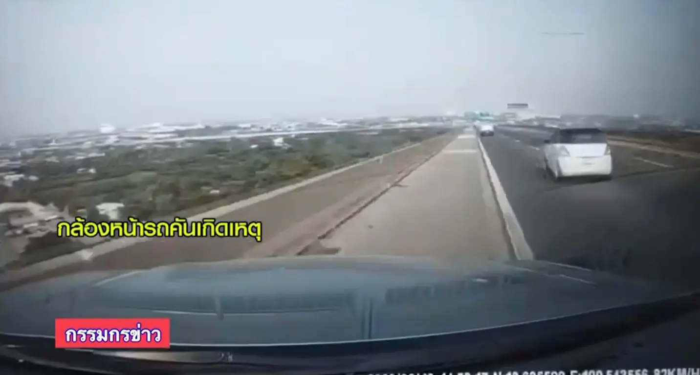 รถกระบะชนขอบทาง-2