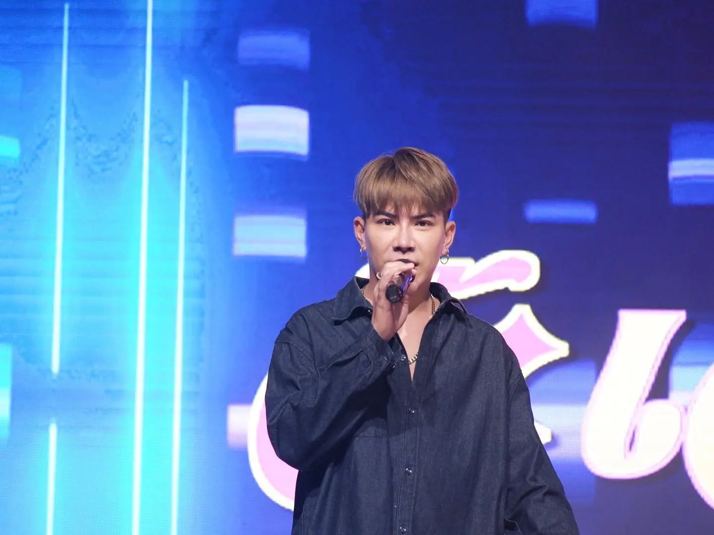 -นักร้องสายฮา-ไหวพริบดี-รับมือแฟนคลับป่วนหน้าเวทีคอนเสิร์ต-8