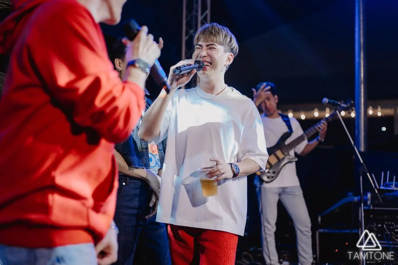 แห่ชื่นชม-นักร้องสายฮา-ไหวพริบดี-รับมือแฟนคลับป่วนหน้าเวทีคอนเสิร์ต-9