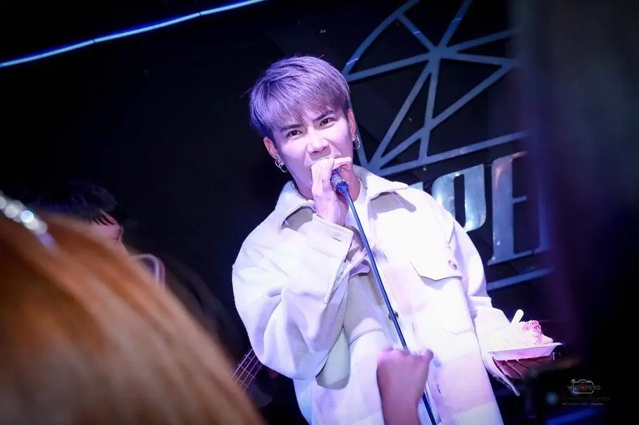 -นักร้องสายฮา-ไหวพริบดี-รับมือแฟนคลับป่วนหน้าเวทีคอนเสิร์ต-10