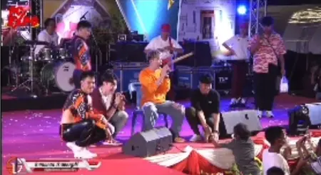 แห่ชื่นชม-นักร้องสายฮา-ไหวพริบดี-รับมือแฟนคลับป่วนหน้าเวทีคอนเสิร์ต-12