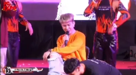 แห่ชื่นชม-นักร้องสายฮา-ไหวพริบดี-รับมือแฟนคลับป่วนหน้าเวทีคอนเสิร์ต-13