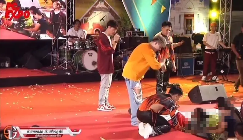 -นักร้องสายฮา-ไหวพริบดี-รับมือแฟนคลับป่วนหน้าเวทีคอนเสิร์ต-5