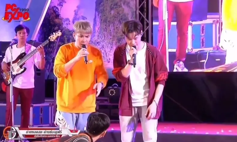 แห่ชื่นชม-นักร้องสายฮา-ไหวพริบดี-รับมือแฟนคลับป่วนหน้าเวทีคอนเสิร์ต-4
