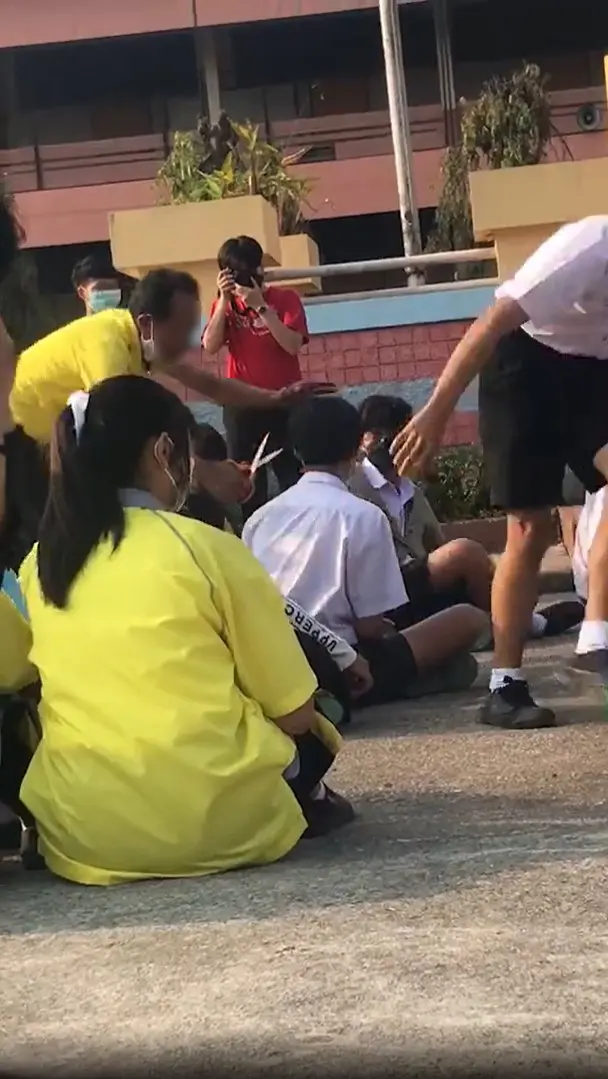 ครูกล่อนผมนักเรียน