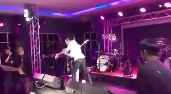 เอ๊ะ-จิรากร-เคลื่อนไหว-หลังถูกบุกต่อยหน้ากลางเวที-11-1