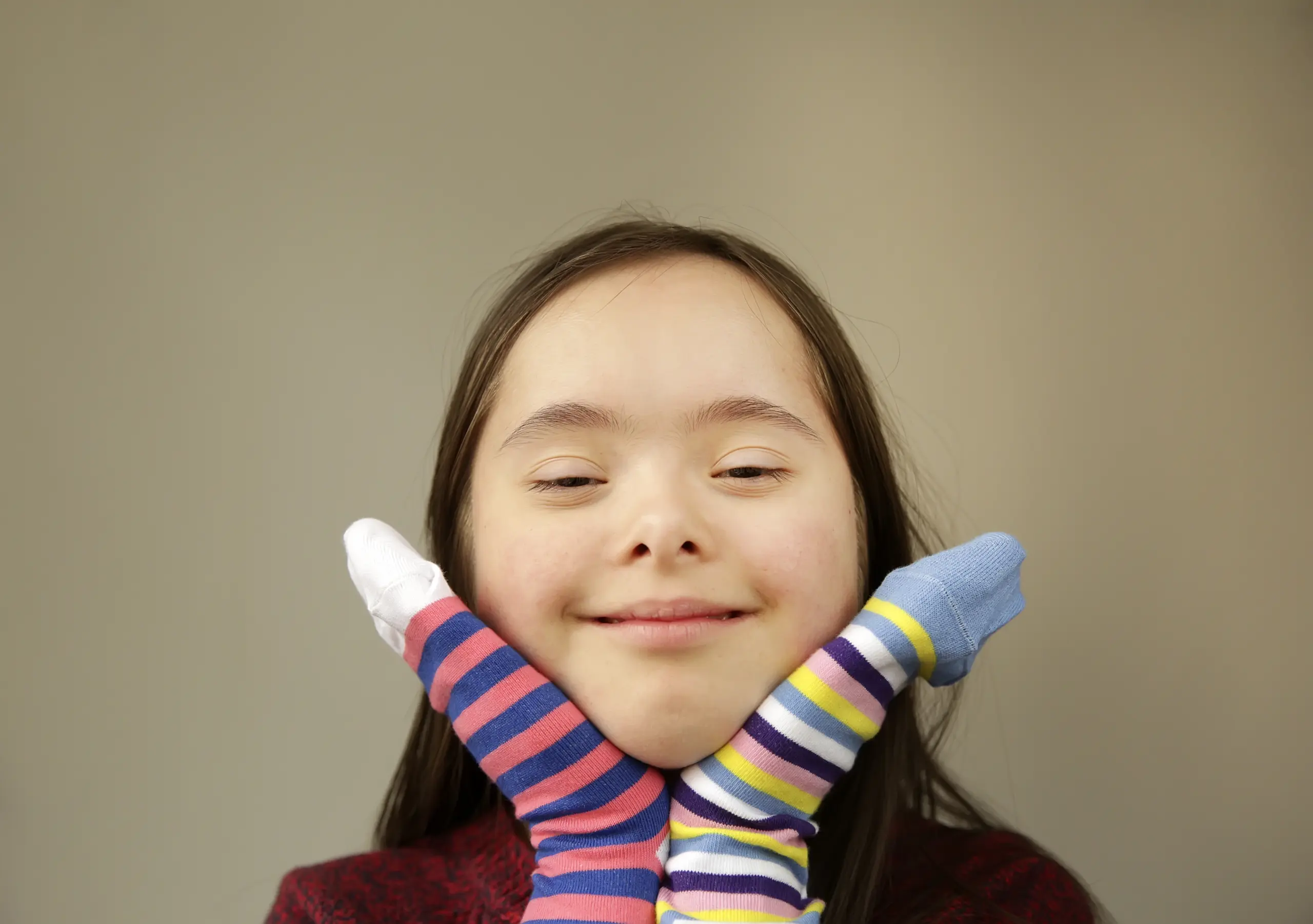 beautiful-girl-smiling-with-different-socks