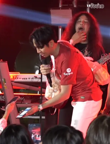 เสียววาบ-ก้อง-ห้วยไร่-โดนสาวเมา-บุกจับเป้ากลางเวทีคอนเสิร์ต-5