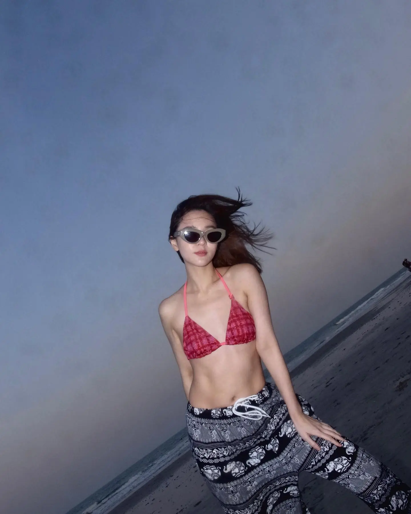 แม่เจ้า-นางเอกดัง-ฟาดบิกินี-สาดแสงแฟลช-โพสท่าแซ่บริมชายหาด-4