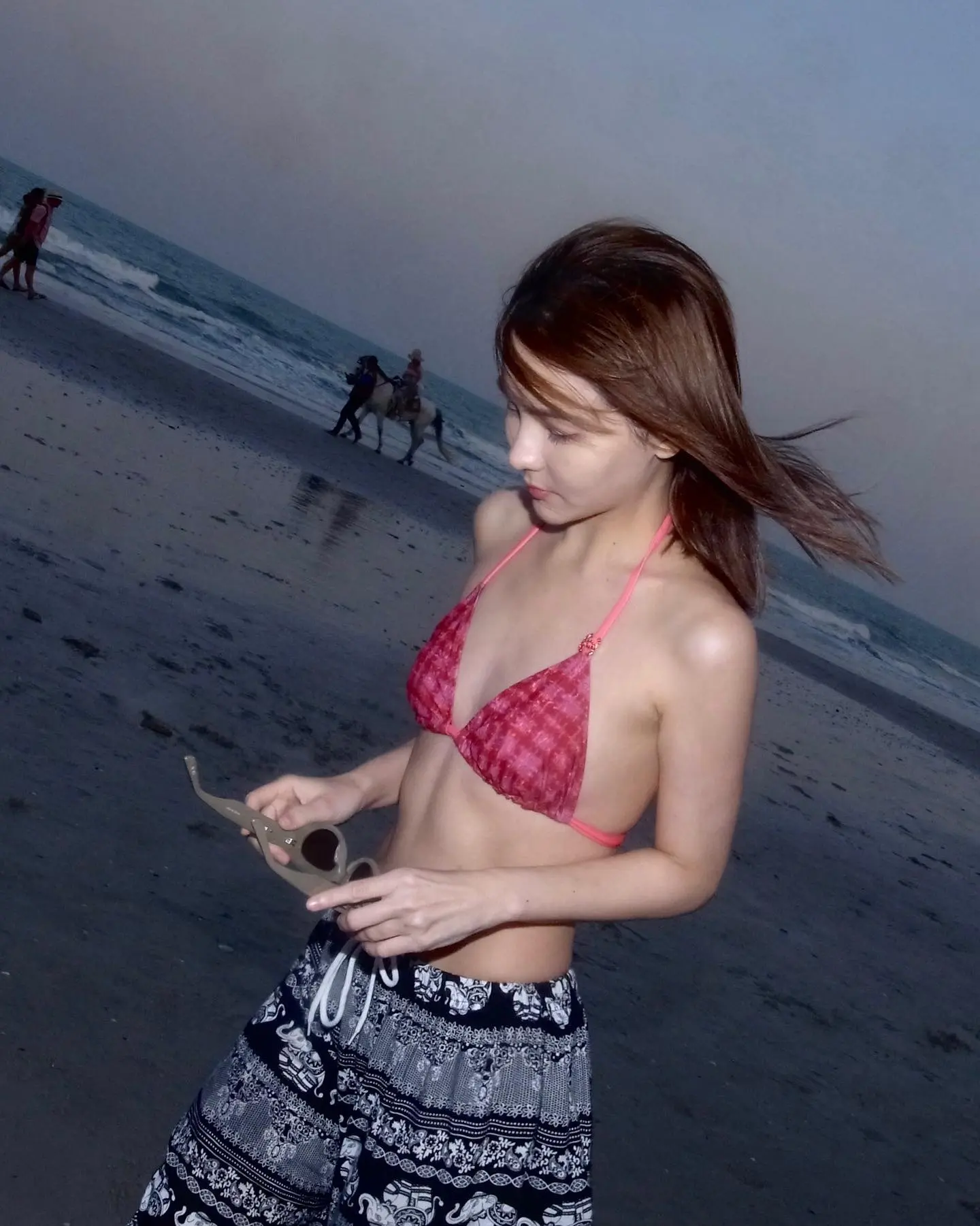 -นางเอกดัง-ฟาดบิกินี-สาดแสงแฟลช-โพสท่าแซ่บริมชายหาด-3