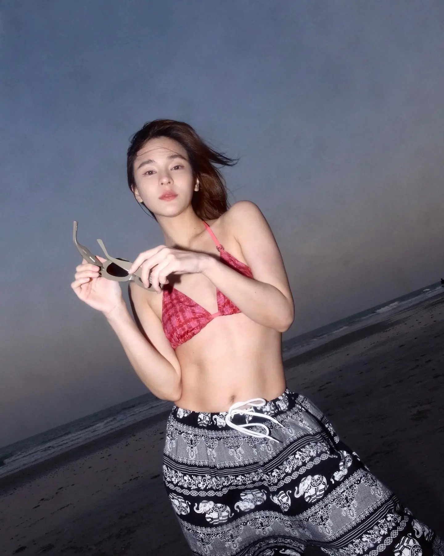 -นางเอกดัง-ฟาดบิกินี-สาดแสงแฟลช-โพสท่าแซ่บริมชายหาด-1