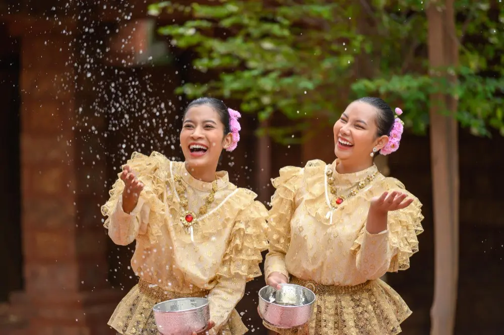young-smiling-women-dress-beautiful-thai-costumes-splashing-water-temples-preserve-good-culture-thai-people-during-songkran-festival-thai-new-year-family-day-april 11zon