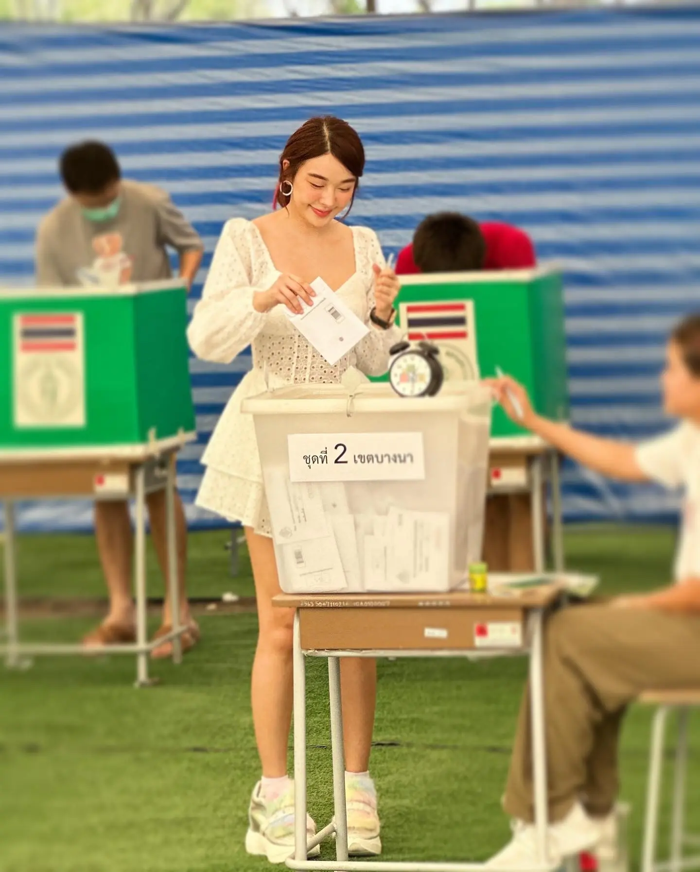 คนบันเทิง-เข้าคูหา-แห่ใช้สิทธิ-เลือกตั้งล่วงหน้า-2566-5