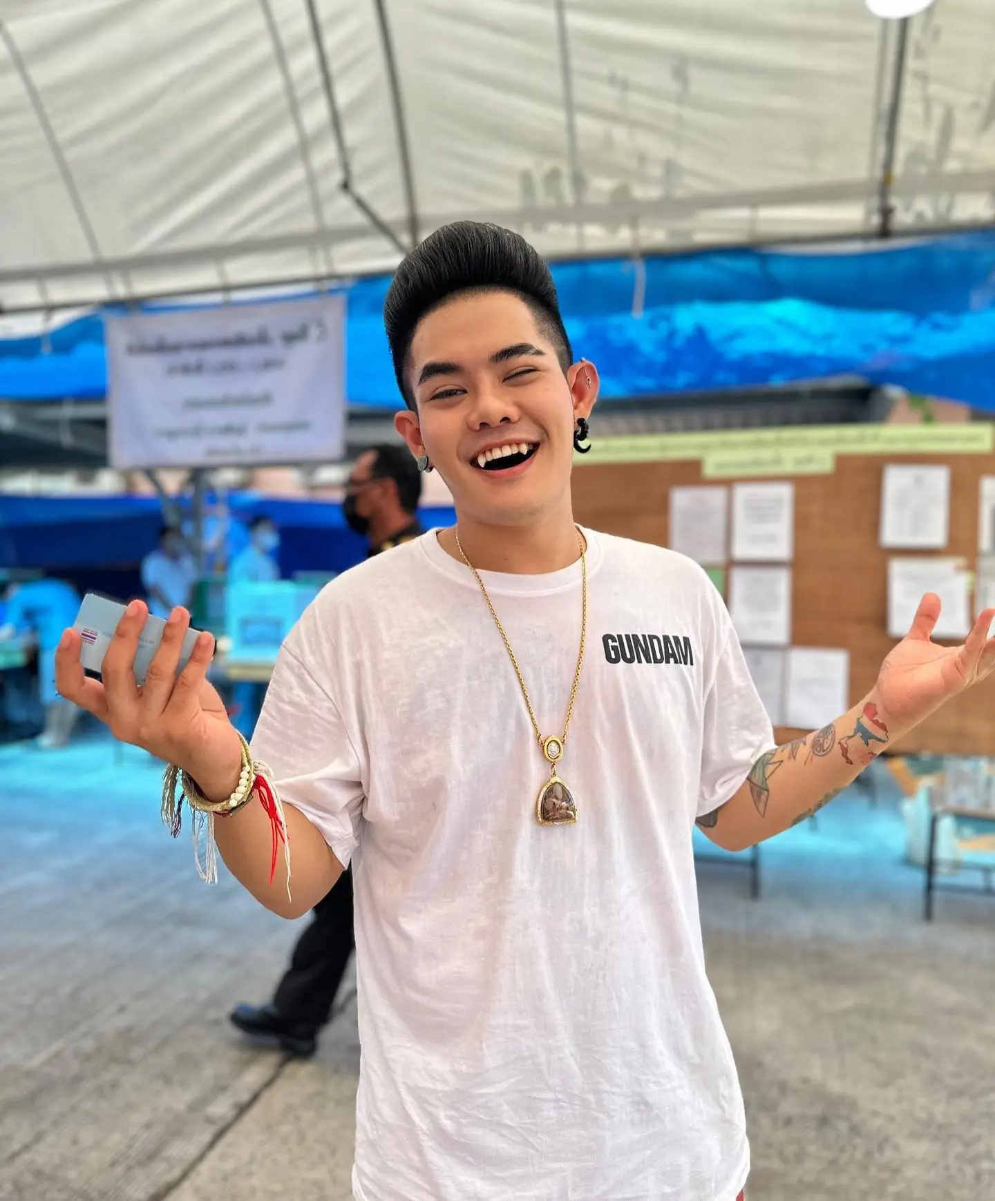 คนบันเทิง-เข้าคูหา-แห่ใช้สิทธิ-เลือกตั้งล่วงหน้า-2566-4