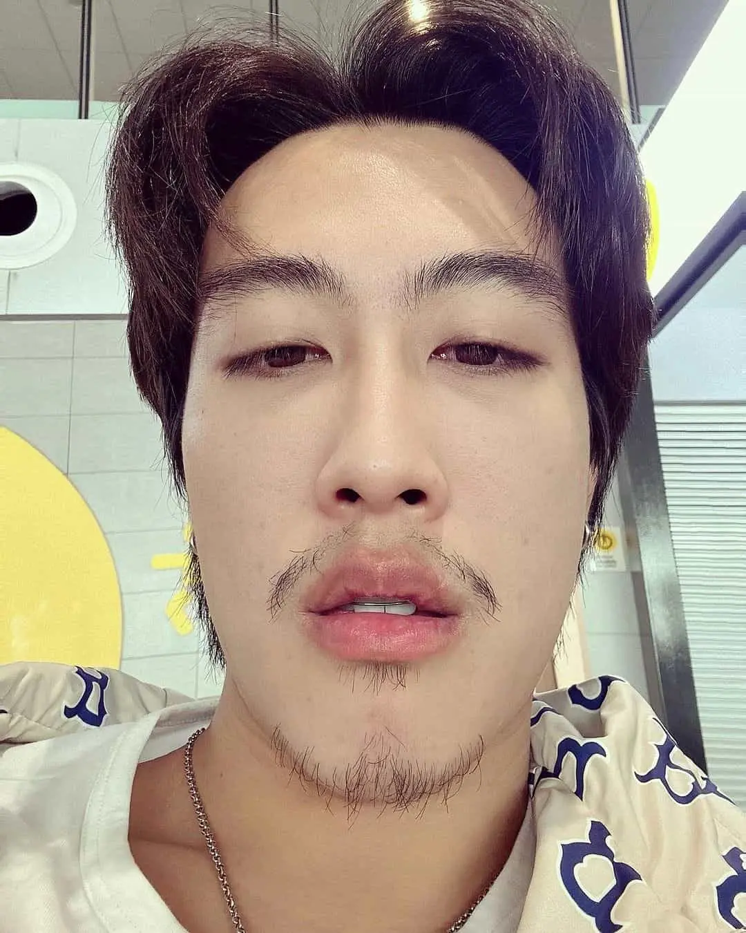 นุ๊กธนดล-ลุคลุงหนวด