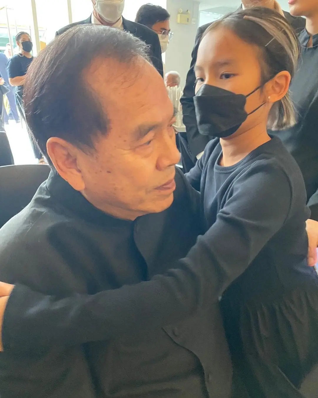 ปู่ไพวงษ์-กอดให้กำลังใจน้องปีใหม่