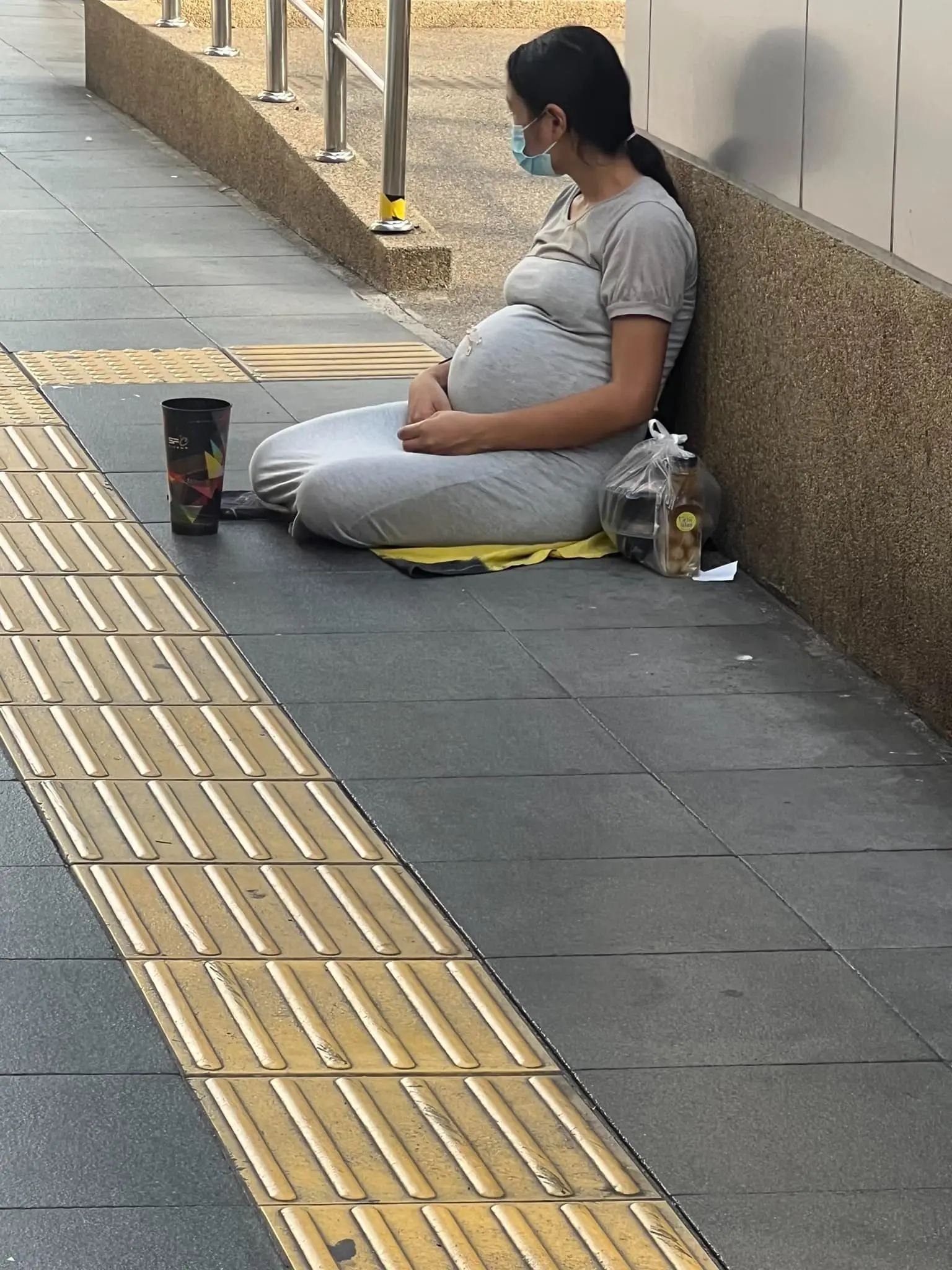 คนท้องนั่งขอทาน-min