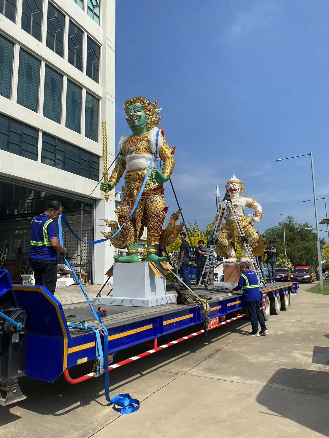 ทะเบียนรถ-รูปปั้นยักษ์-วานร-ติดคานสะพานลอย-min