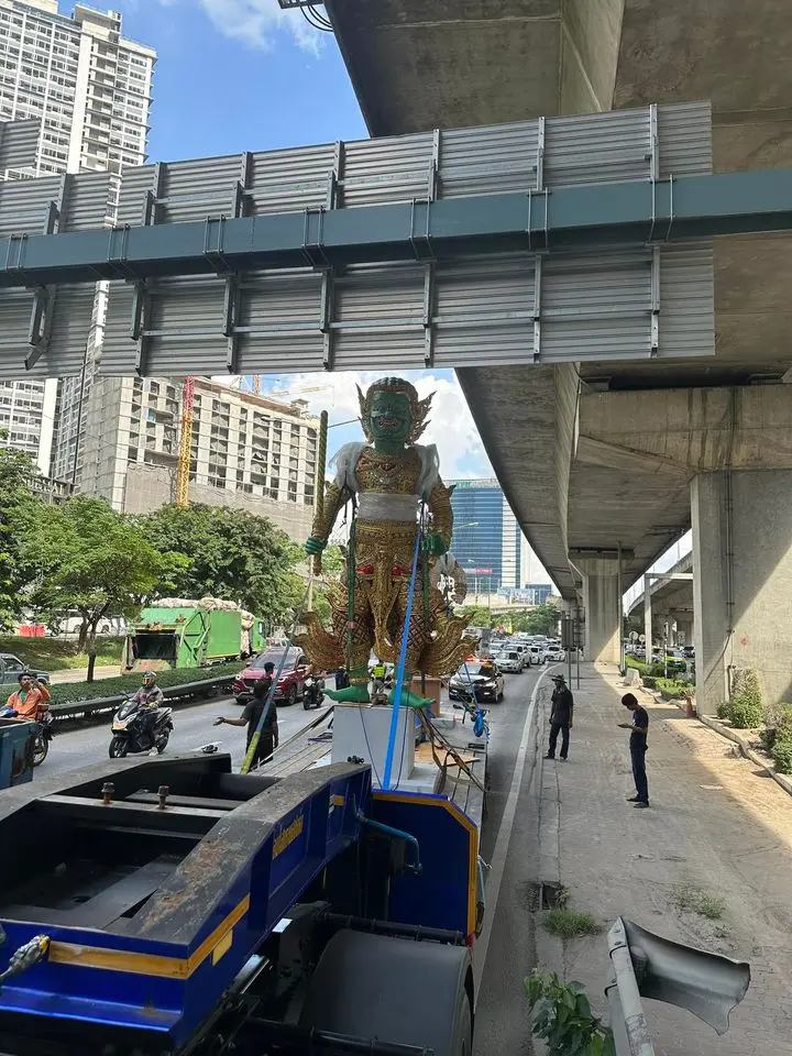ทะเบียนรถ-รูปปั้นยักษ์-วานร-ติดคานสะพานลอย-2-min