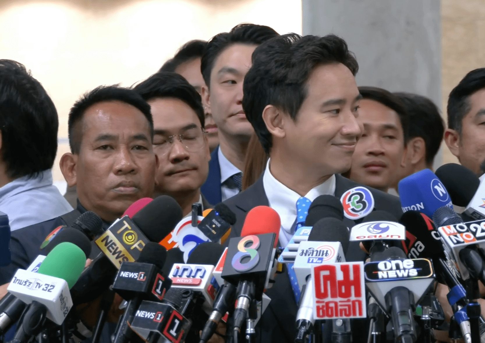 พิธาเข้าสภา