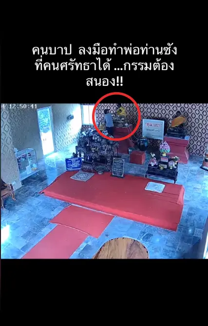 หนุ่มถอดรองเท้า-ขว้างใส่พระพุทธรูป