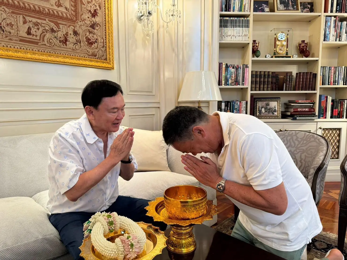 เศรษฐารดน้ำดำหัวทักษิณ-วันสงกรานต์-min
