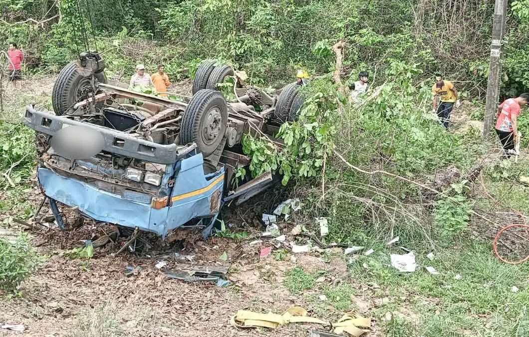 The-car-overturned-445