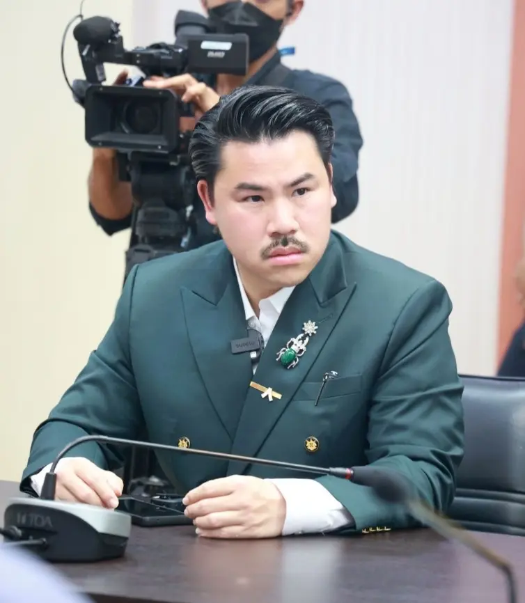 รถปริศนาตามกันจอมพลัง แจกของกลางถนน (1)