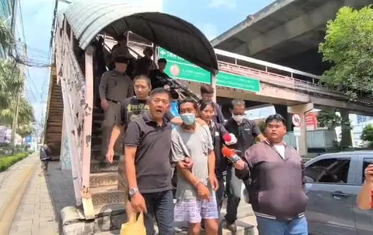 ปาหินใส่รถบางนา1