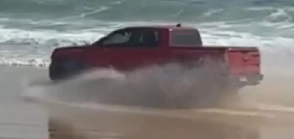 ฝรั่งซิ่งกระบะบนหาดในทอน จังหวัดภูเก็ต (2)