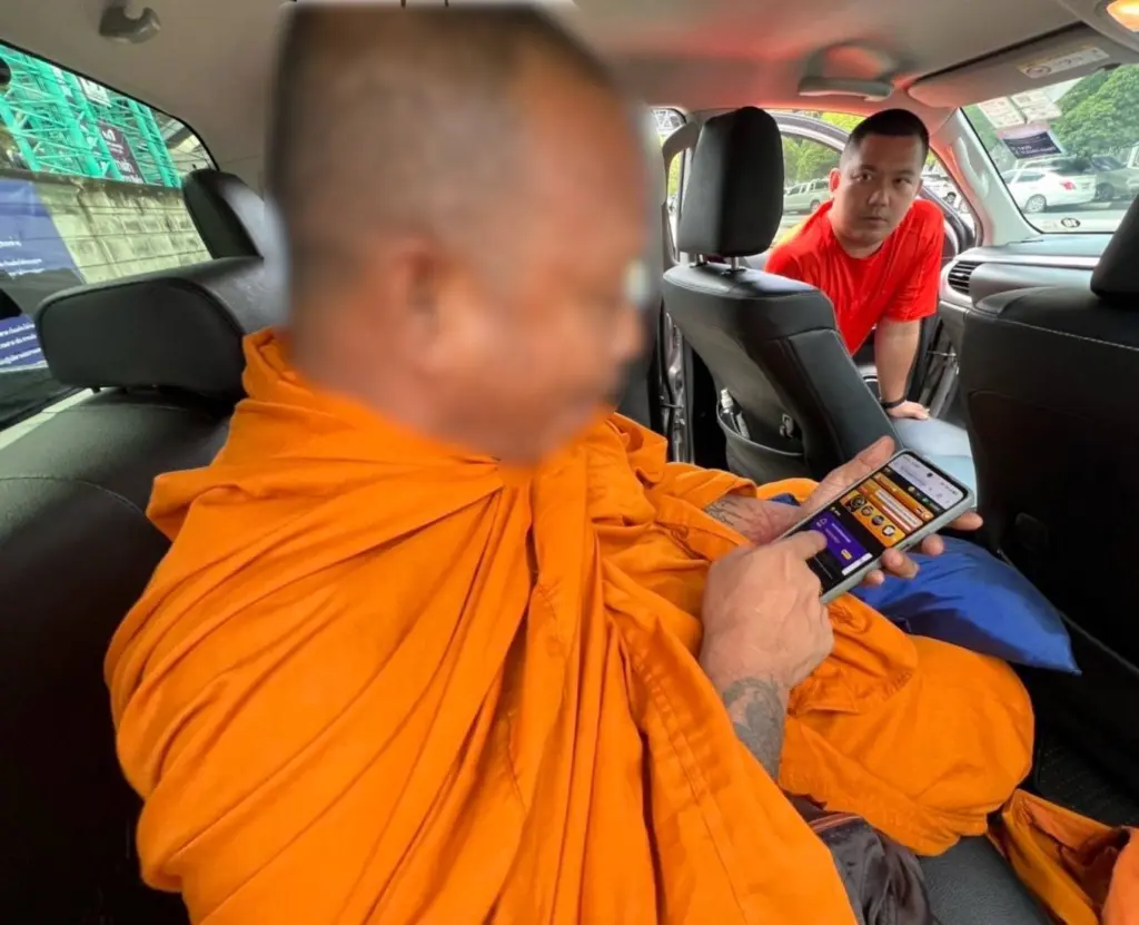พระเล่นพนันดูโป๊