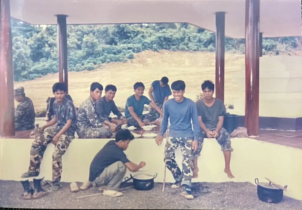 ภาพทหารไทยสร้างศาลตรีมุข ในปีพ.ศ. 2534
