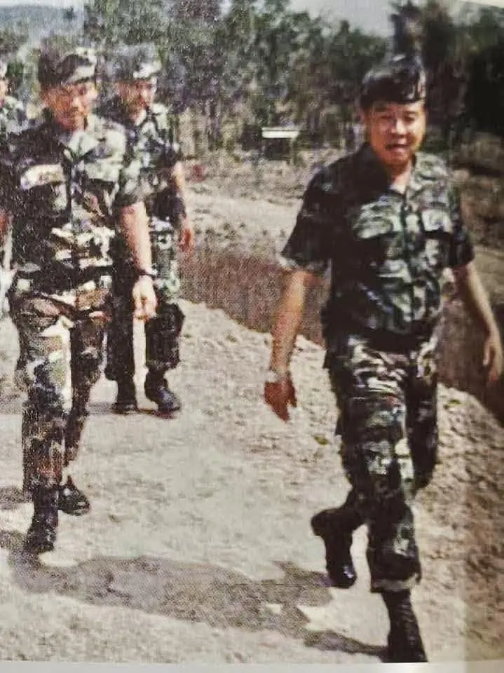 ลุงป้อม โชว์รูปชุดทหาร ชายแดนไทย-กัมพูชา (2)