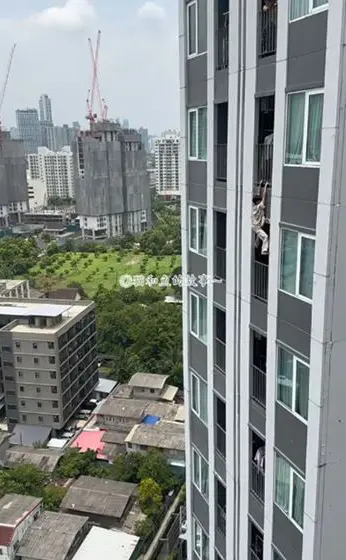 หนุ่มประชดรัก ปีนตึกประชดแฟน (2)