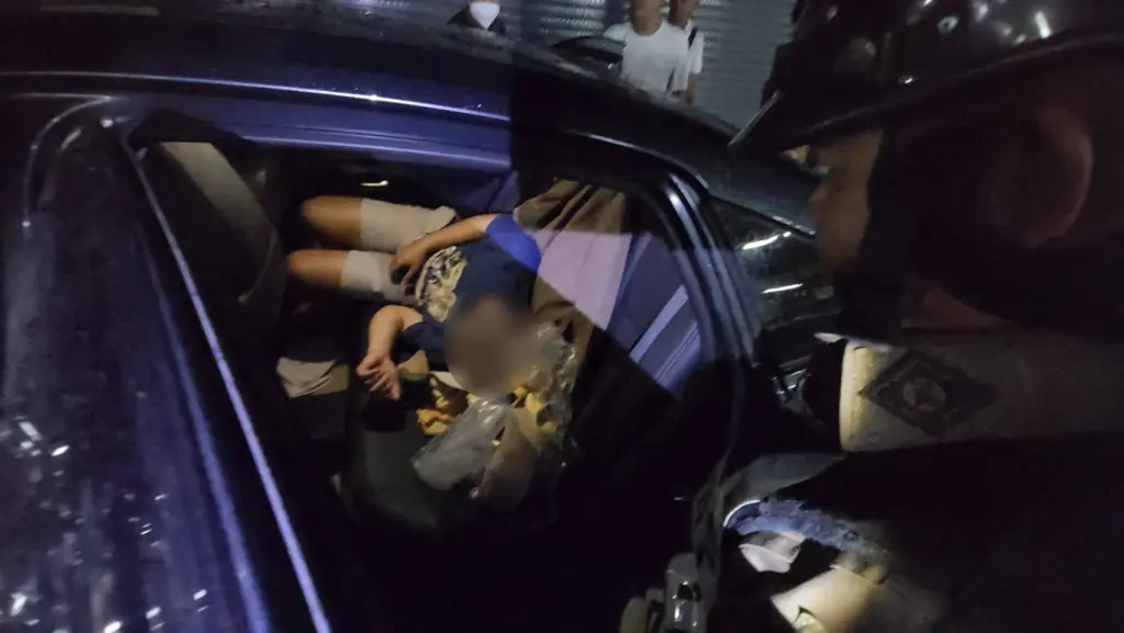 ตำรวจเมาแล้วขับ พุ่งชนแผงขายของ กลางตลาดเก๊าจาว ลำปาง (1)