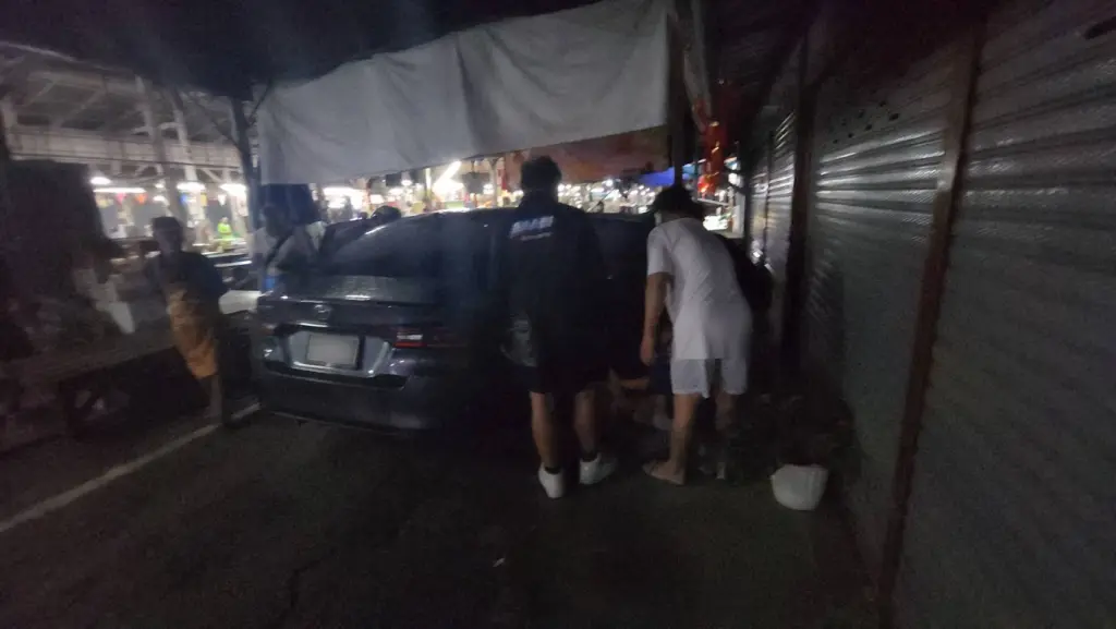 ตำรวจเมาแล้วขับ พุ่งชนแผงขายของ กลางตลาดเก๊าจาว ลำปาง (2)